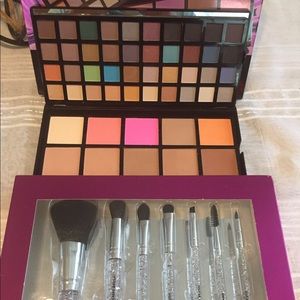 Eyeshadow/face set and brushes set